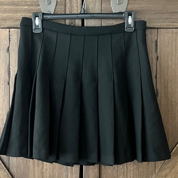 Aritzia Wilfred Pleated Lined Mini Skirt Black Size 8 EUC - Picture 1 of 6